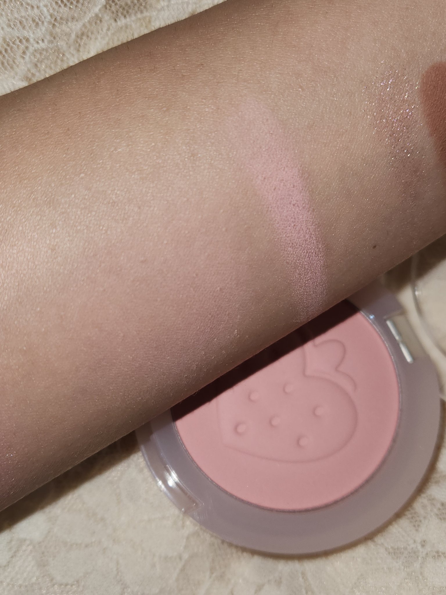 ふんわりピュアほっぺ！PERIPERA、ピュア ブラッシュド サンシャイン チーク、27ストロベリー ピンク

いちごシリーズのチーク。プチプラ価格とは思えないくらい名品のチーク。ふんわりぼかしやすいし、発色もちょうどいい。
27ストロベリ