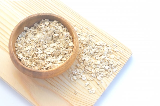 木の器に入ったオートミール