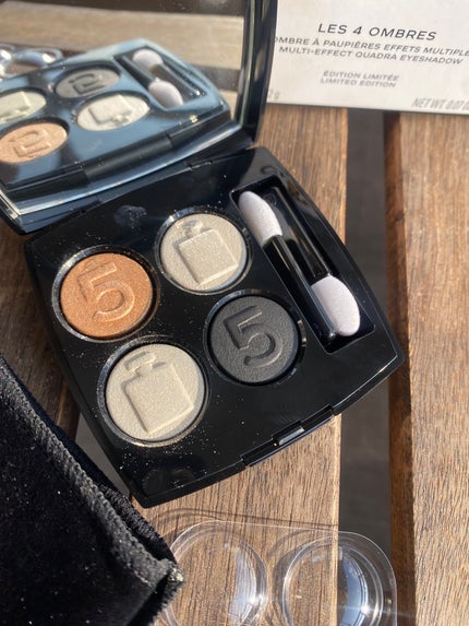 【新品未使用】CHANEL レキャトルオンブル N°5 ショッパー付き 新品未使用】CHANEL レキャトルオンブル N°5 ショッパー付き