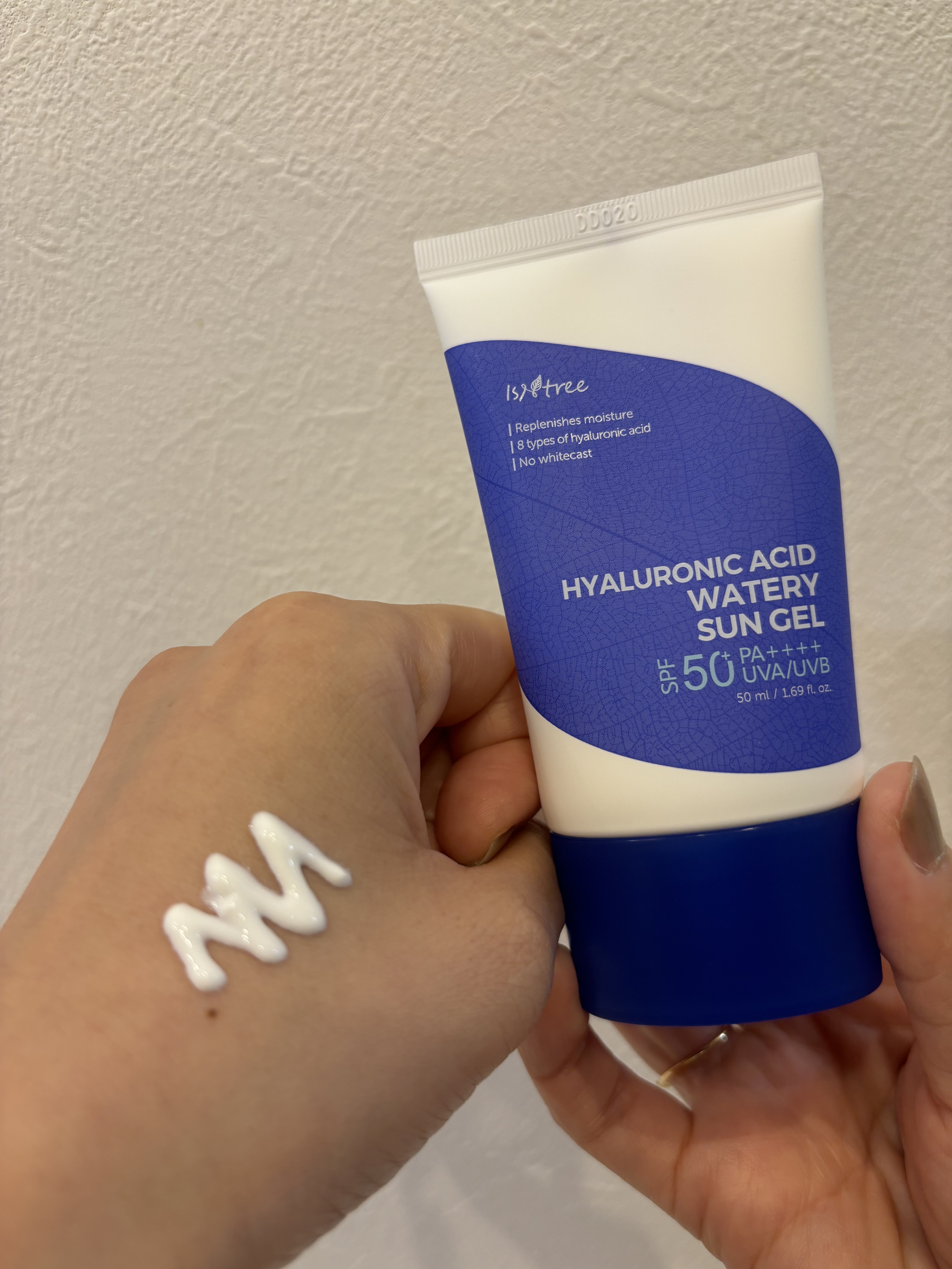 Isntree ヒアルロン酸ナチュラルUVクリームのクチコミ「⚪️isntree
ヒアルロン酸 
ナチュラルUVクリーム 

なめらかで伸びの良いテクスチャ.....」（2枚目）