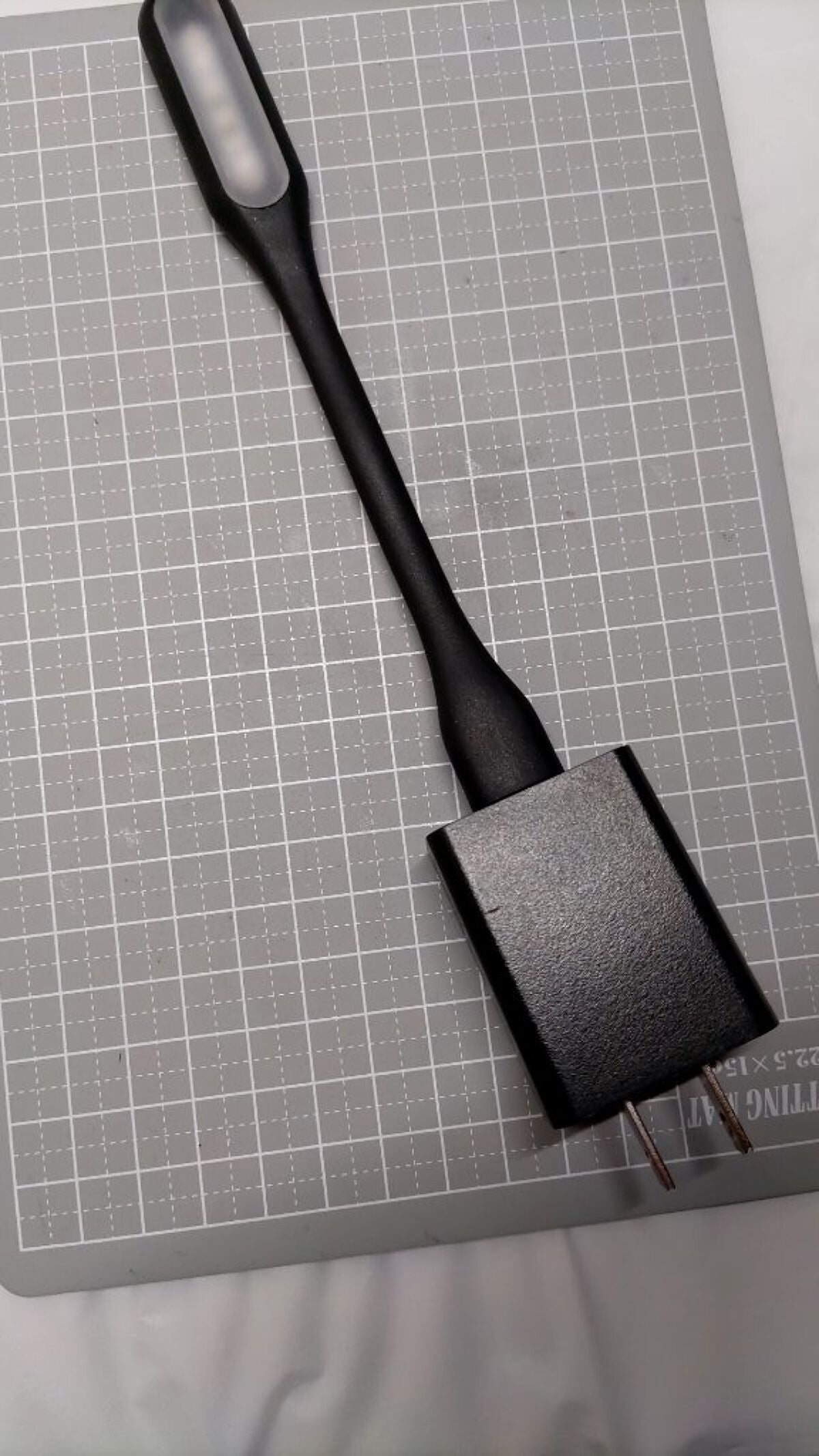 ෆももちෆ on LIPS 「これ、UV-LEDライトになります!このライトはレジンなどを乾..」(2枚目)