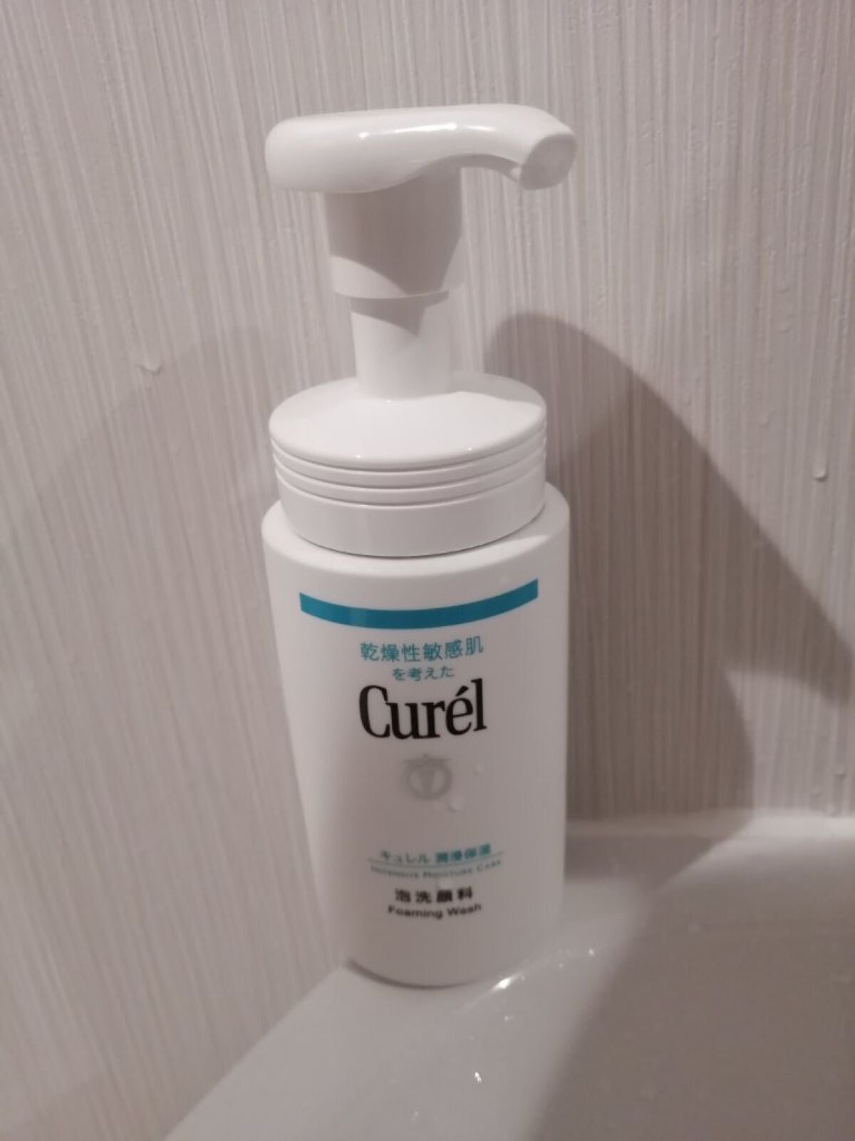 twinkle_lips_yvz on LIPS 「curelは肌に優しい感じがするし化粧水もいい。洗顔フォームも..」(1枚目)