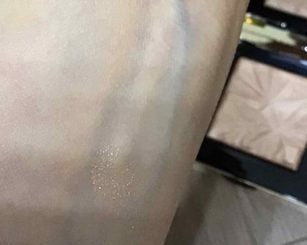 リュクス イルミネイティング パウダー/BOBBI BROWN/パウダーハイライトを使ったクチコミ(3枚目)