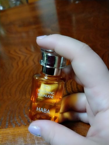 HABAのスクワランオイルの、薬用ホワイトニングの方です。

ボトルの色がオレンジなので中身もオレンジっぽく見えますが無色透明です笑


使う量はなんと1滴。たくさん使うと水分と油分のバランスが崩れてし