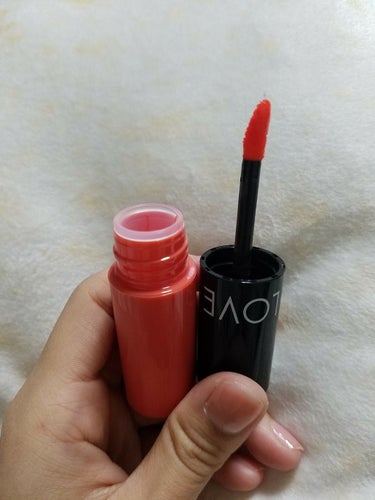 本日購入しましたラブアピールのリップティントジェリー💄

レッドを所望でしたが3番のサニーオレンジしかなかったのですが、テスターの色味が割と好みで買ってみました。

色はオレンジというよりコーラル系で使