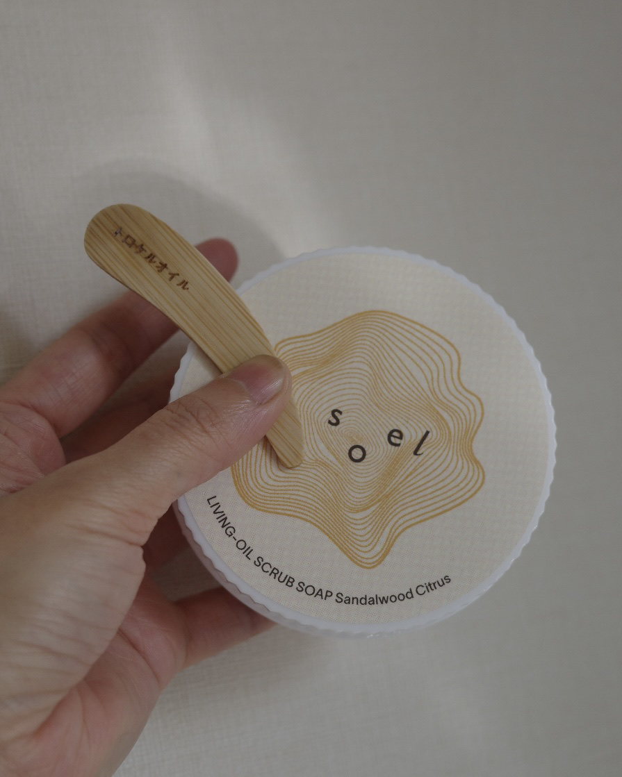 リビングオイル スクラブ ソープ サンダルウッドシトラス ＜フェイス＆ボディスクラブソープ＞/soel/洗顔石鹸を使ったクチコミ（1枚目）