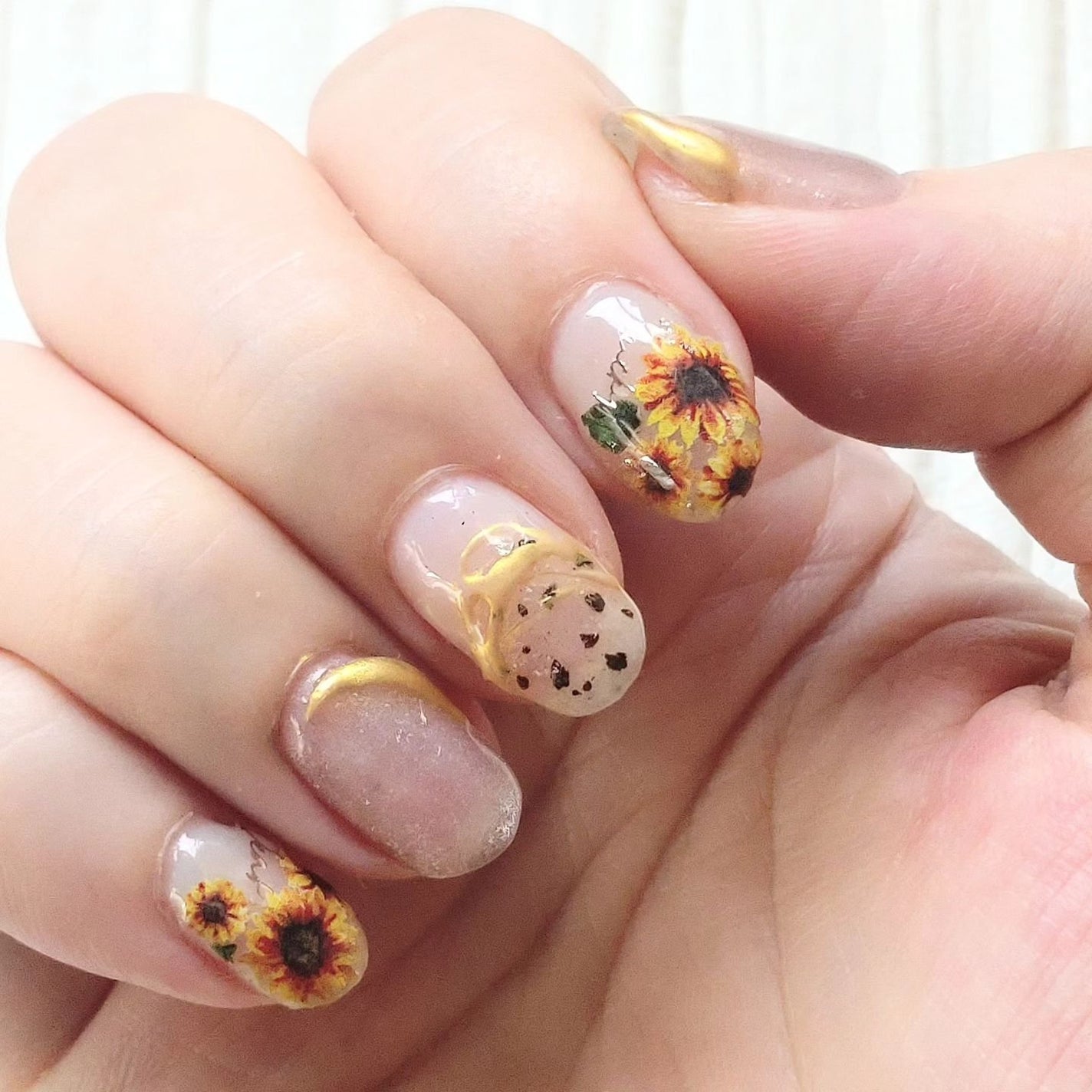 ゆき on LIPS 「自爪チェンジ 左手は夜で、右手は昼。降り注ぐおひさまの下のひま..」(1枚目)