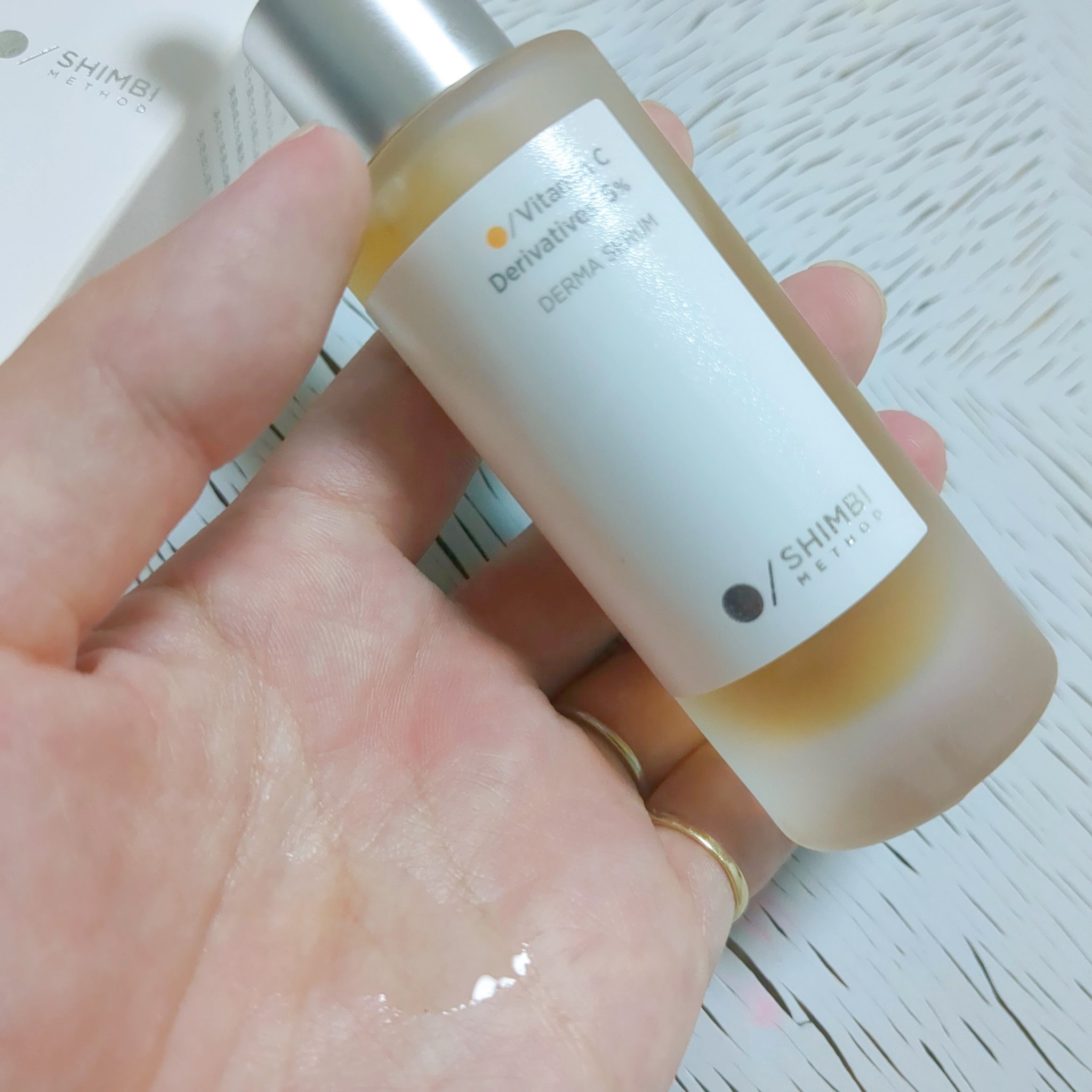 SHIMBI METHOD ダーマセラム ビタミンC誘導体5％のクチコミ「わたしは何度でも言う

美容液のスポイト式はやめてくれーーー

こぼしそうだし捨てるの手間だし.....」（2枚目）