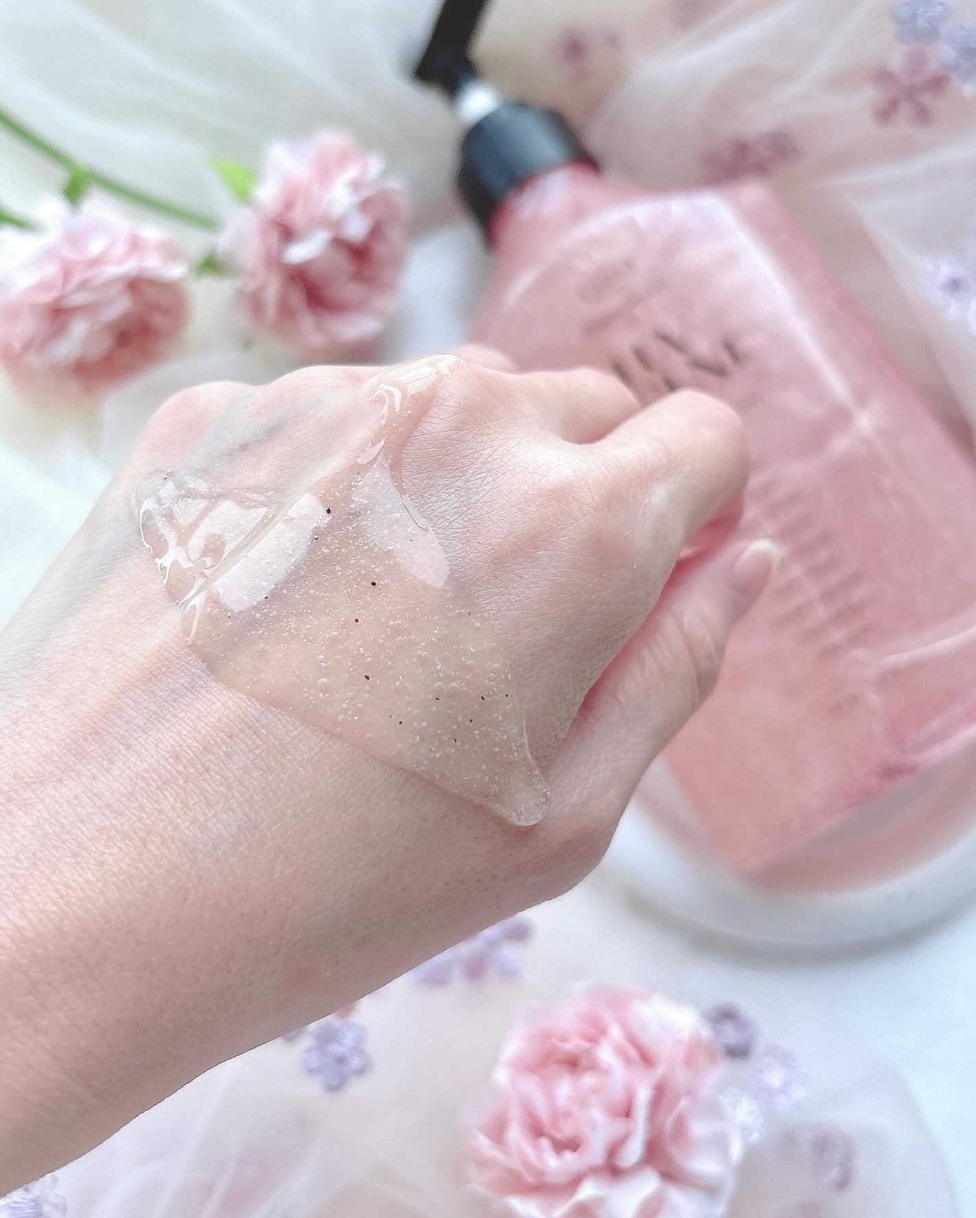 スクラブボディウォッシュ フラワーマーケット ホワイトチューリップ/LUV SCENT/ボディスクラブを使ったクチコミ(3枚目)
