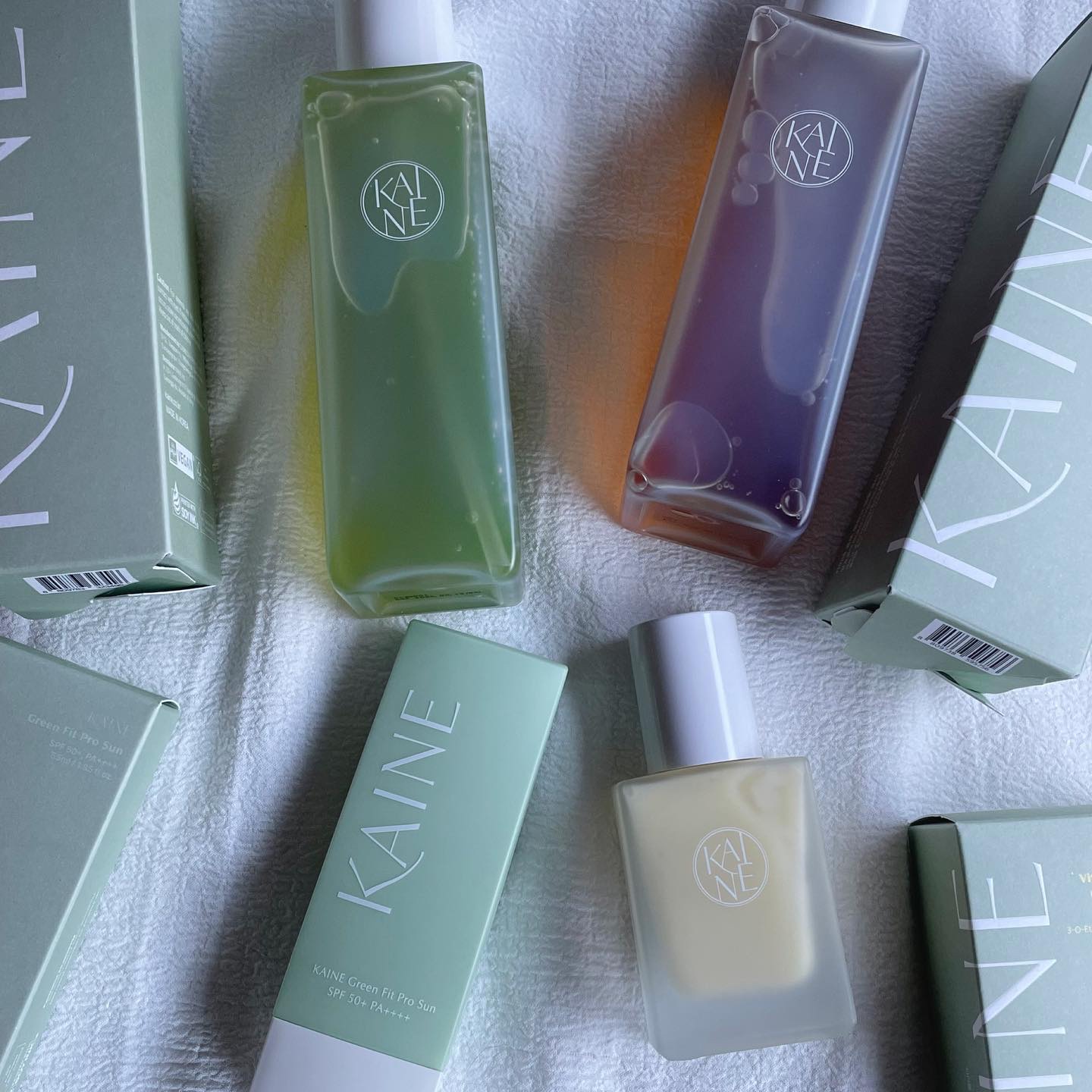 ヴィーガンスキンケア使ってみる？🌱
⁡
KAINE
⁡
カイネはヴィーガンスキンケアブランドです🌱
⁡
以前から気になっていたのですが、
今回は、シンプルなパッケージが素敵な
4種類をお試しさせていただきました☀️
⁡
コンブバランス 