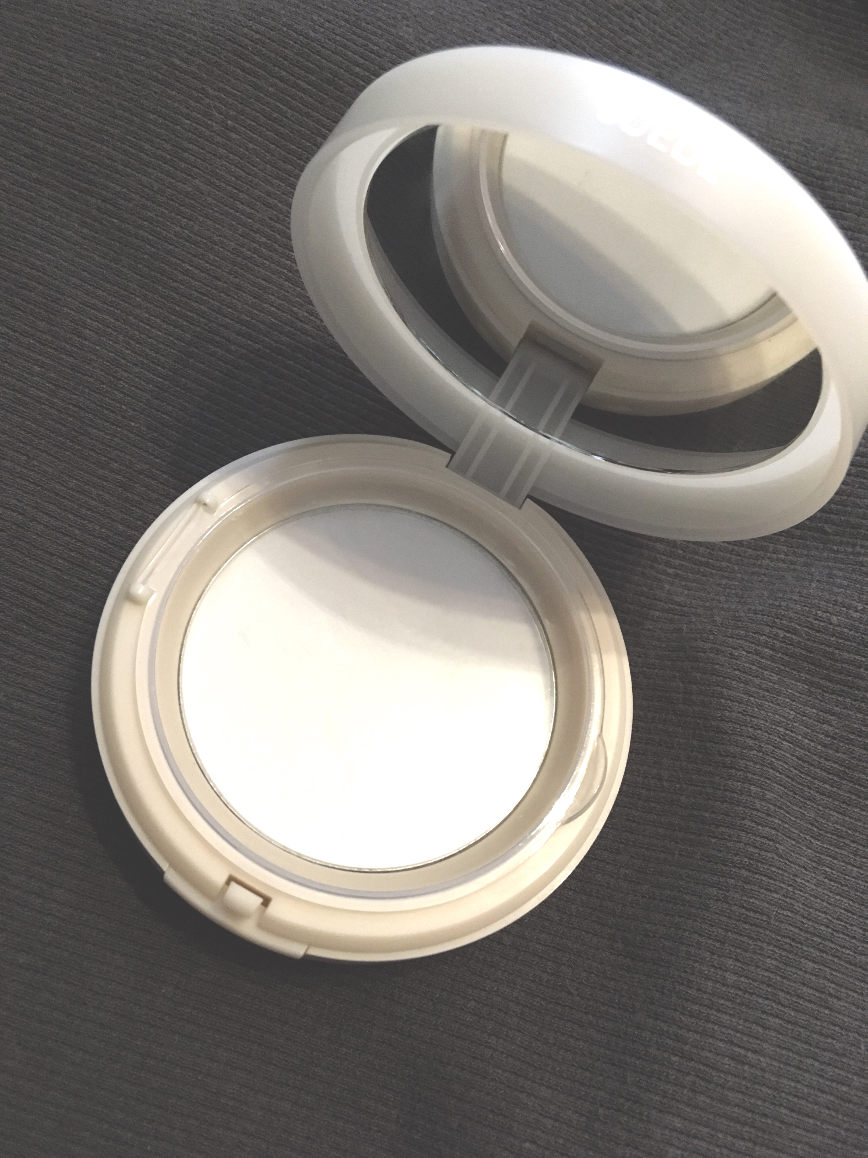 フィーパウダースエード/fwee/ルースパウダーを使ったクチコミ（2枚目）