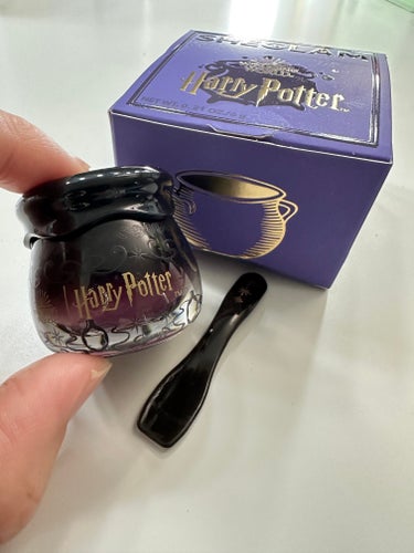 SHEGLAM×Harry Potter
コルドロンリップマスク Harry Potter

魔法薬学の大釜パッケージの
リップマスク💋

香りは少しミントっぽいけど
塗ってもスースーする感じはなし。
