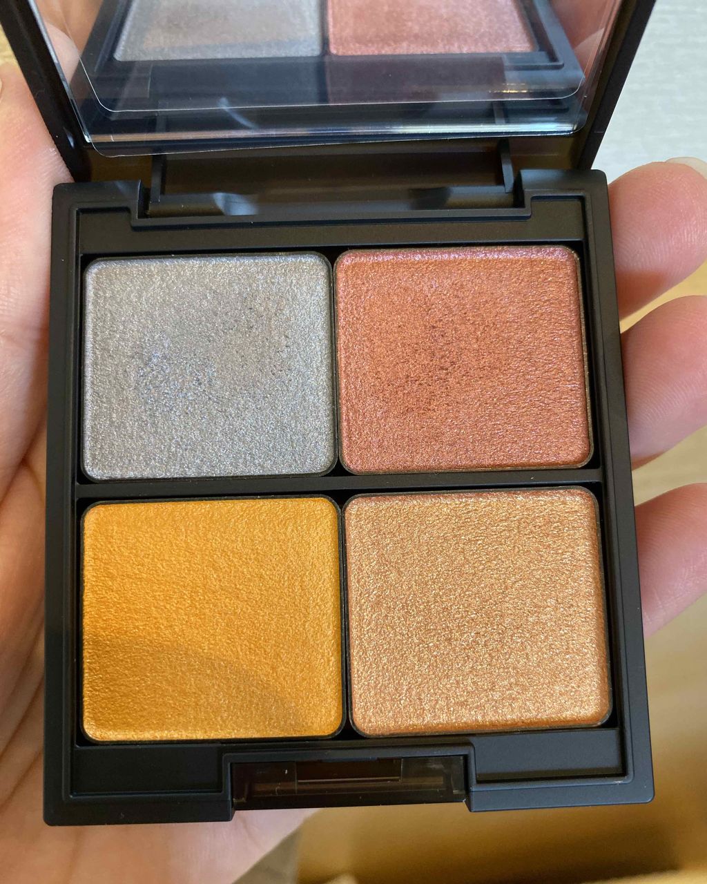 t. on LIPS 「本当に楽しみにしてたcelvokeのホリデー😭🥰💗アイシャドウ..」(1枚目)