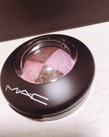 MAC マック
ミネラライズアイシャドウ
ピンクセンシビリティーズ ¥3500

MACのアイシャドウは発色が良いと友達に進められて購入。
春先に使えるピンクブラウンを選びました！
紫っぽいピンクでブラ
