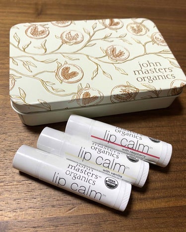 john masters organics
リップカーム 
💛オリジナルシトラス
❤️ラズベリー
🧡バニラ

リップクリームはいつもこれ！何本リピしたかわからないリップです。
3本買うと缶がついてきたの