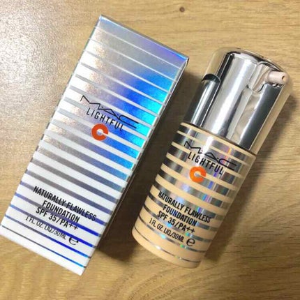 M・A・C ライトフル C+ ナチュラリー フローレス SPF 35 ファンデーションのクチコミ「M・A・Cのツヤファンデ(∩´∀`∩)💕
ライトフルC+ ナチュラリー フローレス SPF35.....」(1枚目)