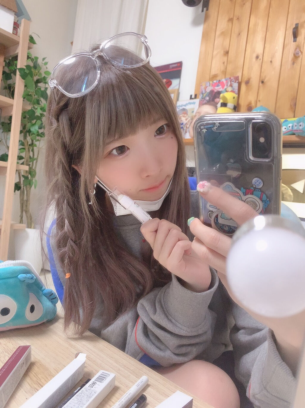 レブロンのリップスクラブ！
唇乾燥するから、試しに買ってみたら
めちゃくちゃよかった！
まず持ち歩き便利なのと
めちゃくちゃベタベタする訳じゃないのに
保湿力がいい！
スクラブが入っとるからザラザラするけど痛くなかった🙌🥳
ほんのり甘い