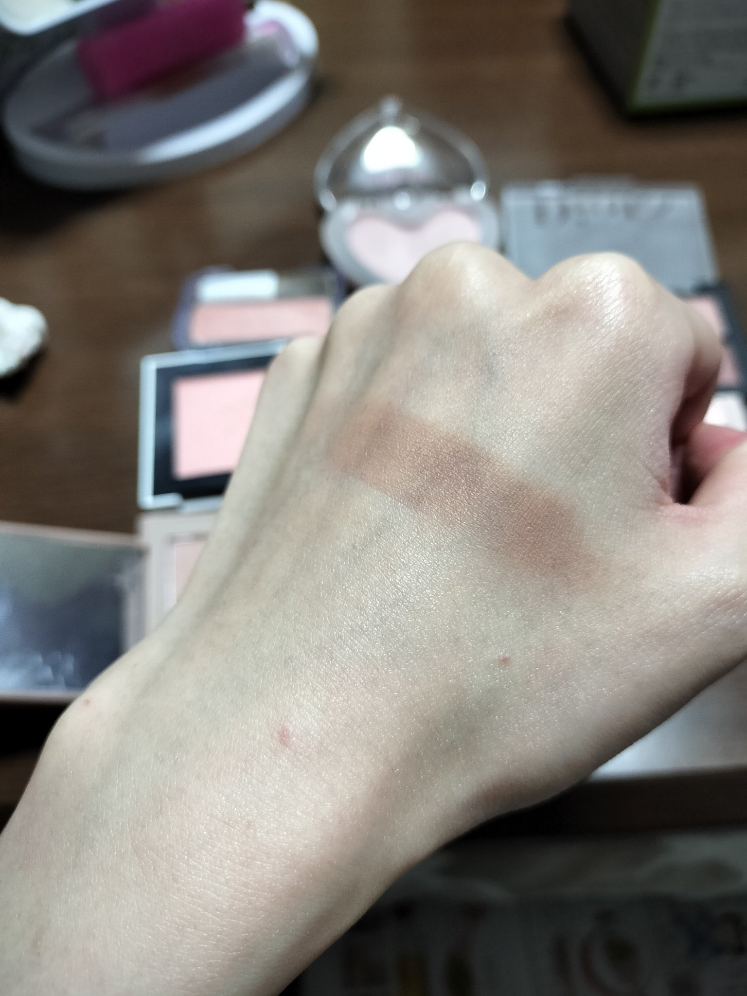 ニューデップスアイシャドウ V002 アリュール・イン・モーション/hince/単色アイシャドウを使ったクチコミ（3枚目）