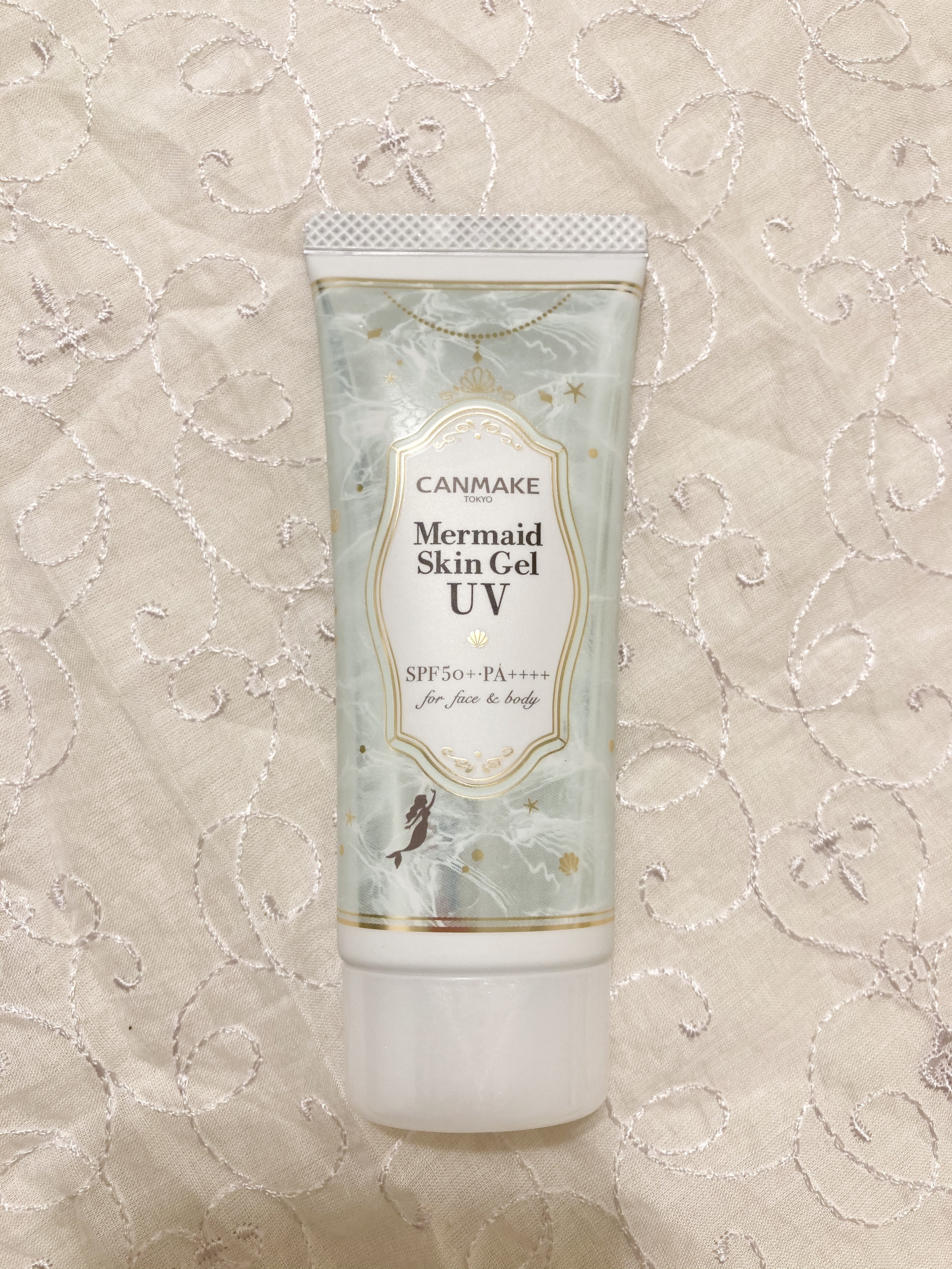 キャンメイク　マーメイドスキンジェルUV
C01〈CICAミント〉

今回は肌の赤みとくすみを補正してくれる下地を紹介します。


ツボクサエキスなどの美容成分11種類が含まれていて、少し保湿力のある日焼け止めです。
色はグリーンで、香りは