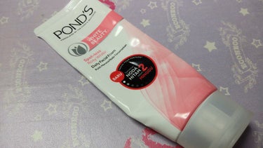 POND'S　WHITE BEAUTY　100円(税別)

中身は光沢のある白色です。匂いもまだマシです。
乾燥は若干します。鼻の頭がめくれちゃいます。
ちなみに、スクラブは入ってません。
美白効果…褐