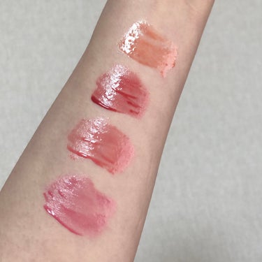 

dasique  Juicy Dewy Tint
01  Mood Mango
06  Rose Apple
09  Peach Pudding
10  Berry Choux

🙆🏻‍♀️
オイルっぽくてツヤのある質感
唇に馴染んで染めてくれる感じでずっと色が残る
単色で使う・ベースとして仕込む・仕上げにツヤ出しで使う、どれでもよし
🤦🏻‍♀️
唇のコンディションが悪いとボロボロになるし酷い時には荒れる
元の唇の色が濃いと透けてリップの色が生かしきれない
唇に馴染むまでちょっと時間かかる

01は仕込むのにめちゃくちゃいい！！ほんまに薄付きで透け感があるからあんまり変わらんかな？って思うかもしれへんけど上に重ねたリップのツヤ感とか馴染む度合いが結構違ってすごいなーってなる🥭06だけはめちゃくちゃ発色よくてびっくりした、ほんまに赤。使う度友だちに今日リップいつもと違う？って聞かれるくらい。ポイント使いするとかわいい🍎09はこれからの時期にぴったり！コーラルメイクピーチメイクにいっぱい使いたい🍑10は今流行りのうさぎリップ探してるなら是非買ってー！くすみあんまりなくてほんまにいちごミルクピンク🍓

透け感トゥルン感が綺麗でカラバリも豊富！でも唇のコンディションとか他のリップとの相性にめちゃくちゃ左右されるのが難点。落ちにくさに関してはリプモンdintoと同等。ハイリスクハイリターンって感じ😌😌


の画像 その0