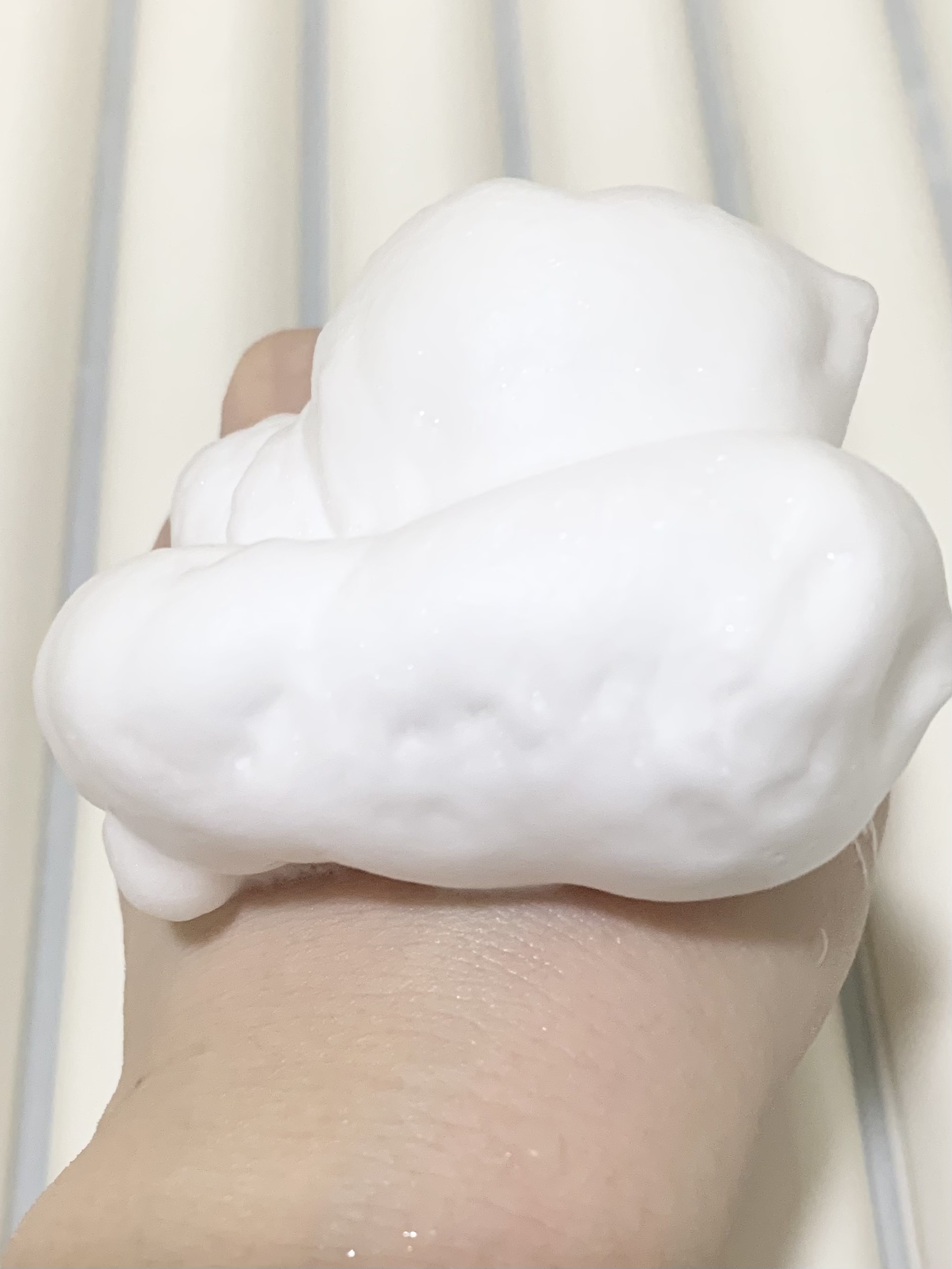 ELUXE  スパークリング オーガニック スパ シャンプーのクチコミ「贅沢なスパ体験を自宅で実現できるシャンプーです✨
炭酸泡で出てくるシャンプー✨
もこもこの弾力.....」（2枚目）