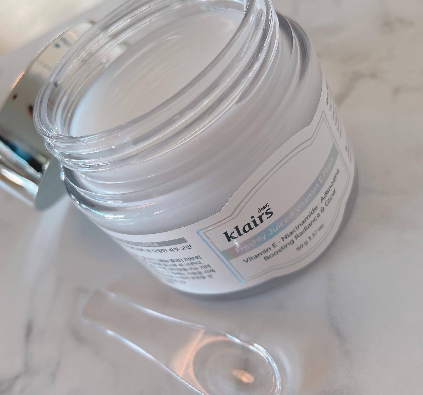 ⁡
⁡
❯❯ クレアス フレッシュリージューシドビタミンEマスク
⁡
ビタミンEが豊富に含まれた高保湿マスク🫶🏻
杏仁豆腐みたいなぷるっぷるなテクスチャーで
肌なじみも良くとってもよかった🤍🤍
⁡
保湿力はしっかりあって
ベタつきは