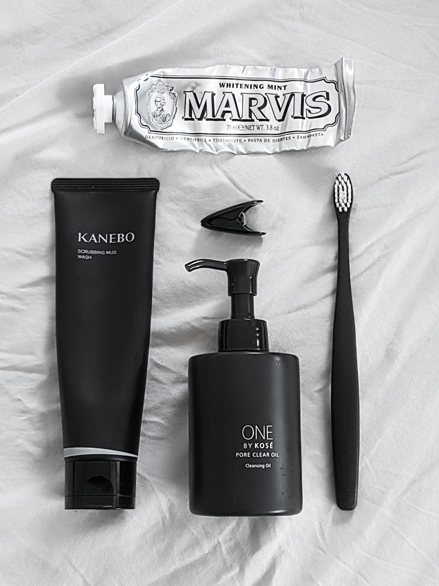 気づいたらモノクロになっていた洗面台のものたち🖤

🖤マービス歯磨き粉
マービスはいくつか種類がありますがこれはホワイトニングができるらしい？
かなり使ってるけどあまり効果はよくわかりませんでした！
パケはかわいい！

🖤KANEBO