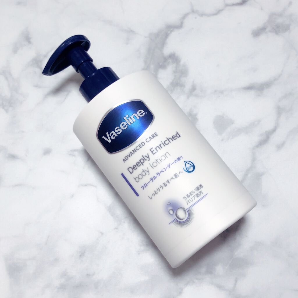 Vaseline  
ディープリー エンリッチド ボディーローション
フローラルラベンダーの香り



…使い切っての感想です…


緩めのテクスチャーで
とにかく伸ばしやすい

保湿力はそこそこですが
ペトペト感も少なめなので
塗ってすぐ