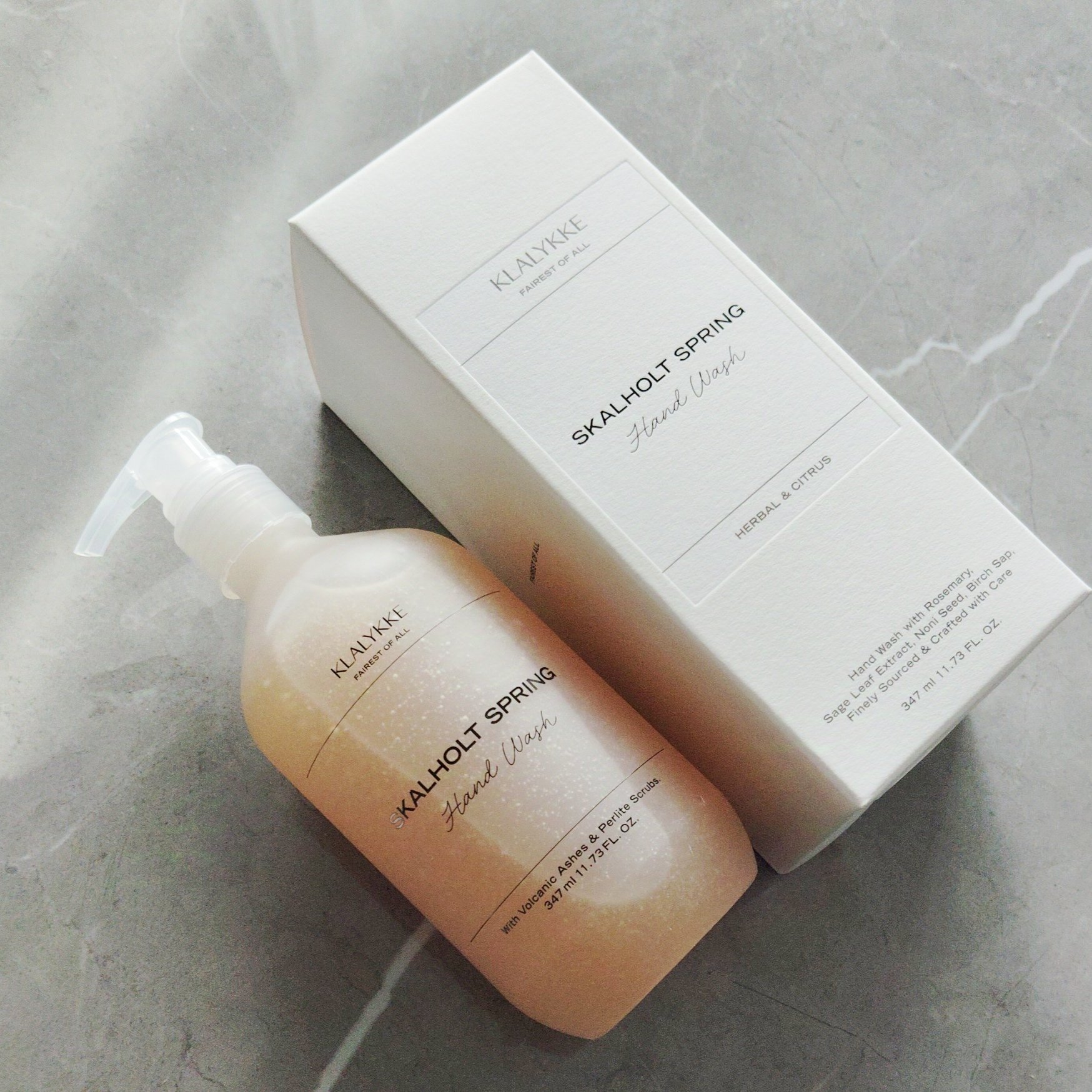 今回の投稿は、自然由来の成分で作られたハンドウォッシュです。

【 スカールホルトスプリングハンドワッシュ 】

繊細なパーライトスクラブが手の古い角質を整え、滑らかな手肌に仕上げてくれるのが特徴。

パールライトスクラブは、火山が作る過程