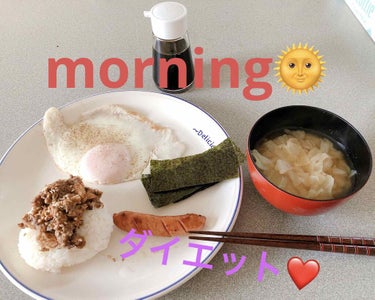 今日の朝ごはんは
ご飯おにぎり1個分
さば味噌煮ふりかけ
味のり4枚
目玉焼き1個
ウインナー1本
キャベツ味噌汁❤️

なんか朝食って感じ(*Ü*)ﾉ"☀
毎日の筋トレマッサージのかいあってか、
太も