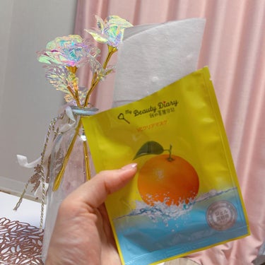 我的美麗日記
9月に新発売されたVCクリアマスク🍊

柑橘系の香りが素敵💓

VCクリアマスクは、お肌に浸透しにくく壊れやすいビタミンCを安定的＆持続的にお肌に浸透させてくれる超優秀シートマスクだそう✨

角質層の奥深くまでビタミンCを届けてくれる高い浸透力と高い保湿力により、潤いのある毛穴の目立ちにくい透明肌へ導いてくれます♪
　
パックを外した後、お肌がツルツルになりました✨
毛穴レス肌を目指している方におすすめ💓

#復活草ハイドレーションマスク
#VCクリアマスク
#ビタミンC
#我的美麗日記
#フェイスマスク
#フェイスパック
 #My推しコスメ  #一生リピ宣言  #冬のラメ博覧会  #打倒乾燥  #ウォームメイク  #ヘアアレ図鑑  #1軍リップ の画像 その2