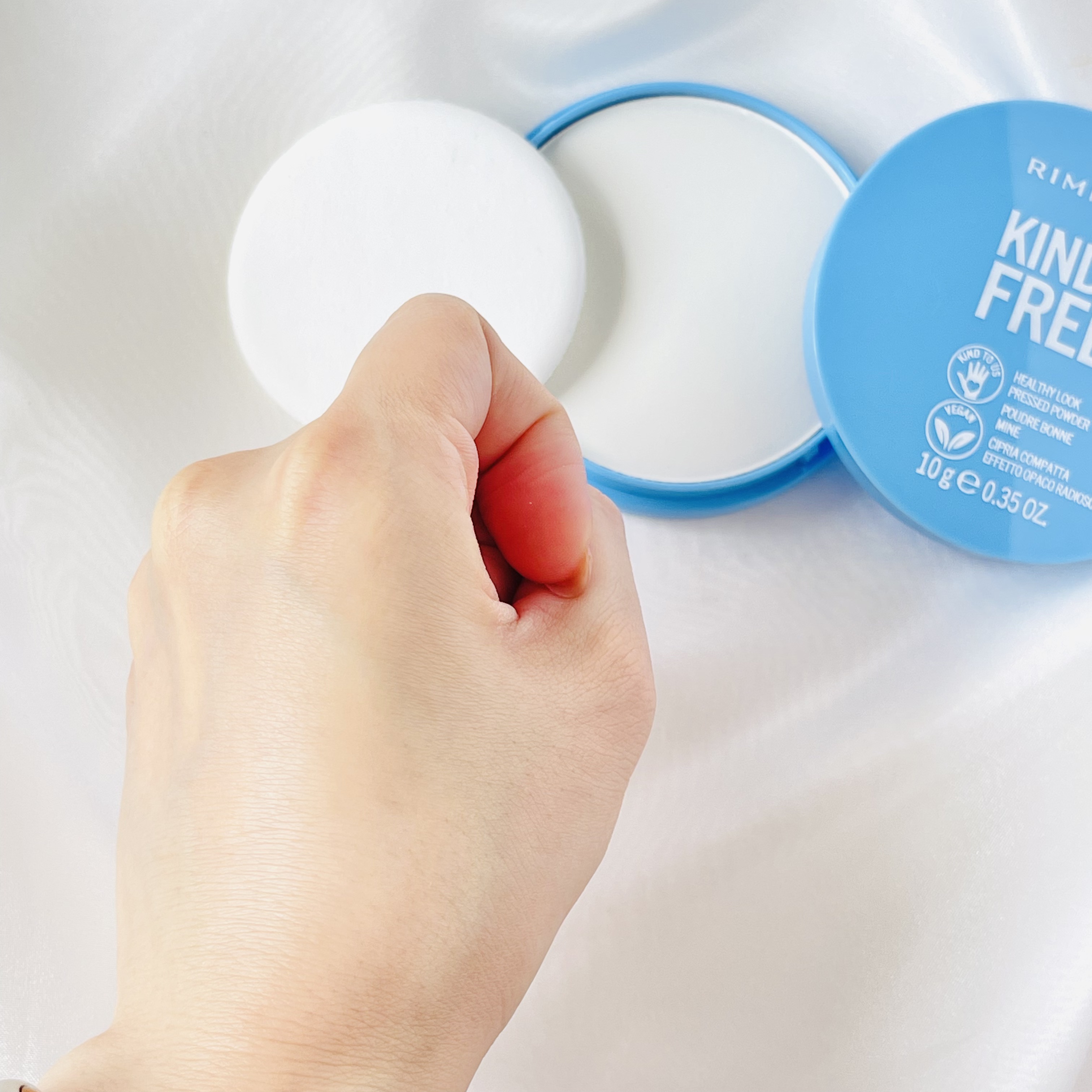 カインド&フリー プレストパウダー 001 トランスルーセント/リンメル ロンドン/プレストパウダーを使ったクチコミ（2枚目）