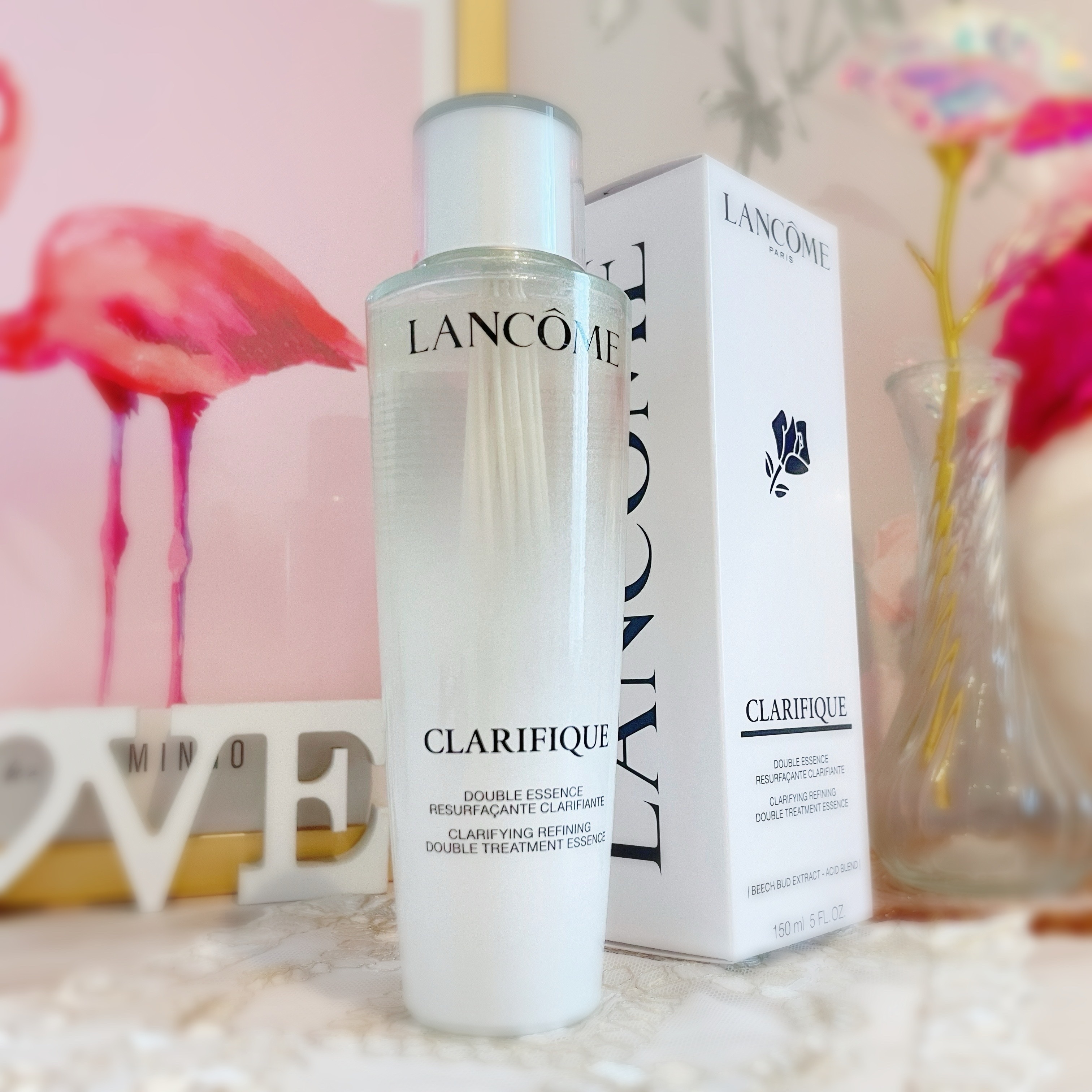 箱を開けた瞬間に見えるローズにワクワク＊°

私にとっては初の二層式化粧水です。

上下に数回ひっくり返すように振ってから使用していますが、容器のパールデザインも相まってオイルの粒がキラキラしてキレイ。
スノードムやオイルモーションみたいで