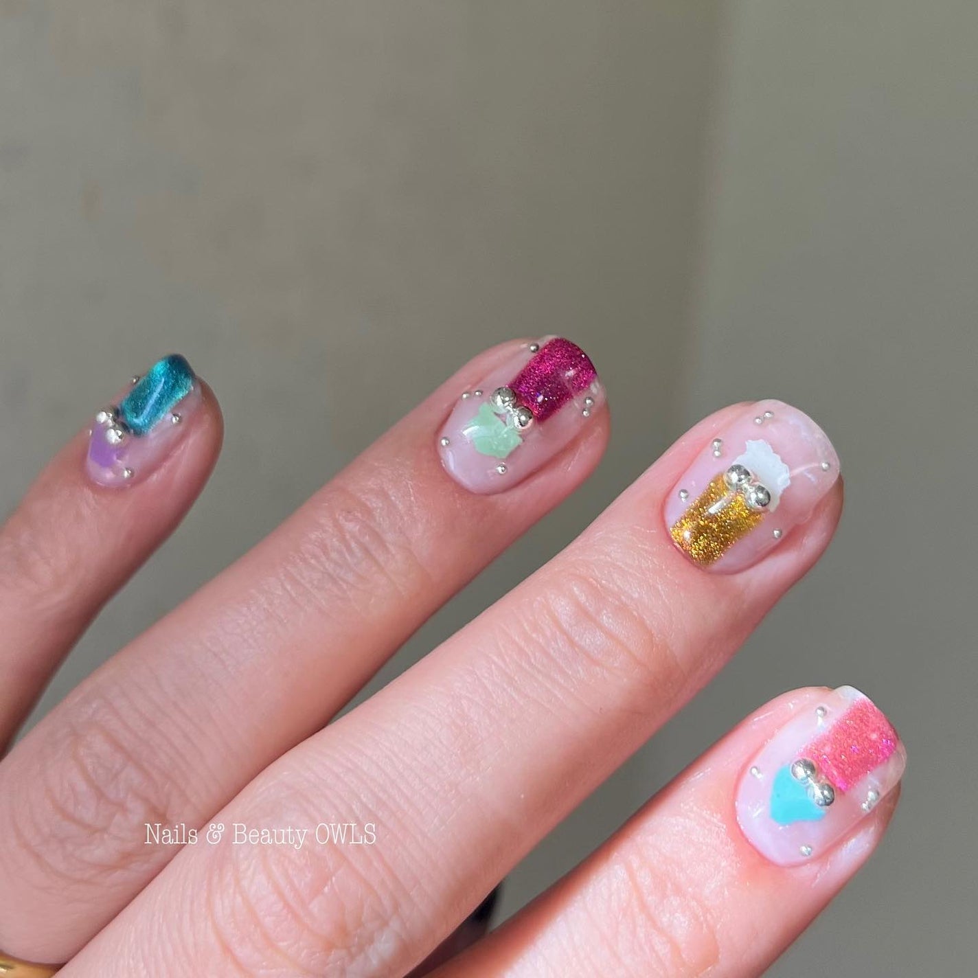 ぴよこれいと  あうるす on LIPS 「私の左手。最近作ったデザインを今度は自分の爪にしてみました。右..」(2枚目)