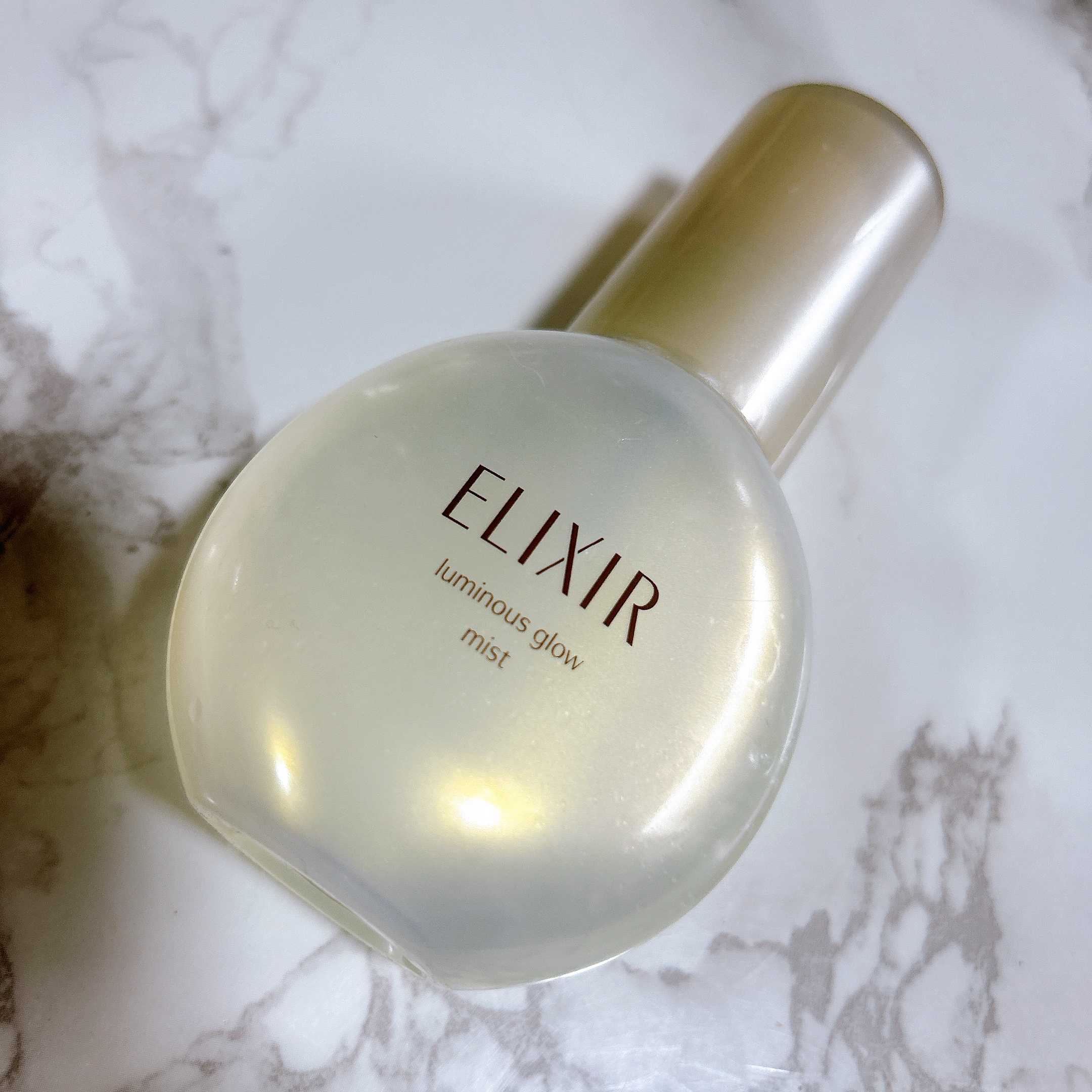 エリクシールつや玉ミスト

最後のメイクの仕上げ用や
乾燥してきた時の保湿として
スポンジにふりかけて使ったり
色んな使い方ができます✨

とくに、スポンジを水に濡らすのがめんどくさい
私にはスプレーが本当に便利✨

最後の仕上げにかけると