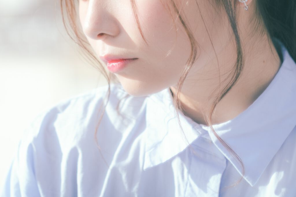 厚い唇を薄くする方法!自力で目立たなく見せるメイク術やリップケア、特徴の活かし方まで徹底解説のサムネイル