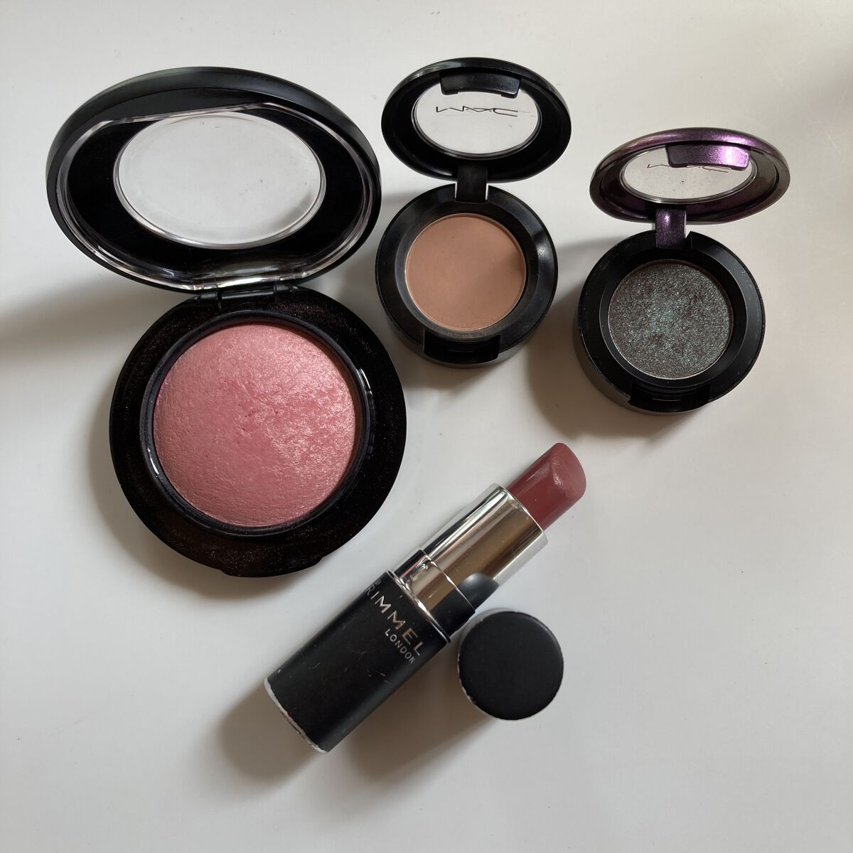 スモール アイシャドウ サン、タン アンド リピート/M・A・C/単色アイシャドウを使ったクチコミ（2枚目）