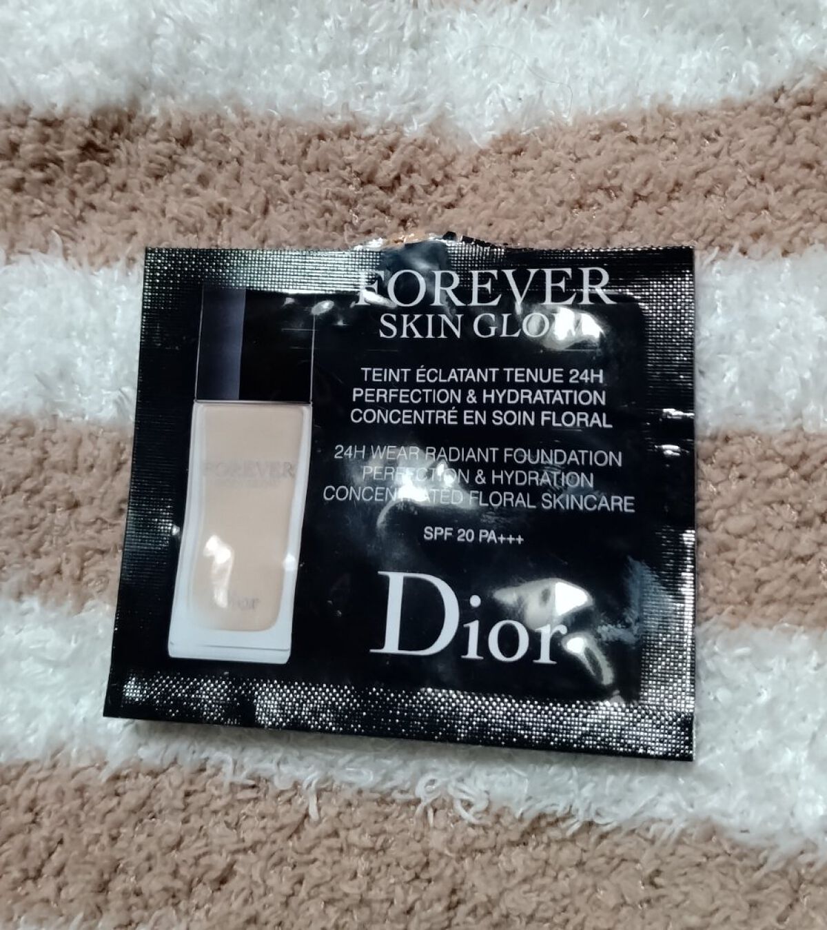 Dior ディオールスキン フォーエヴァー フルイド グロウ
1Nニュートラル

こちらはサンプル品を使わせて頂いたレビューです。
Diorのリキッドファンデーション。
テクチャーはスッと伸びがあります。肌に適量をポンポンと
指で乗せ、スポ