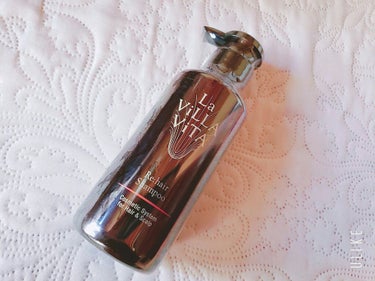 今回は『La ViLLA ViTA　Re:hair Shampoo』を紹介していきたいと思います🧖🏻‍♀️

【特徴】
・濃厚に配合されたヘマチンが髪を深層から補修
・リンゴ果実培養細胞エキスとイノシト