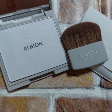ALBION アルビオン スタジオ  オパルセント オーラのクチコミ「サラサラなパウダー。

透明感がすごい。

こまっかいラメが入っていて上品なツヤ感も。
ハイラ.....」（3枚目）