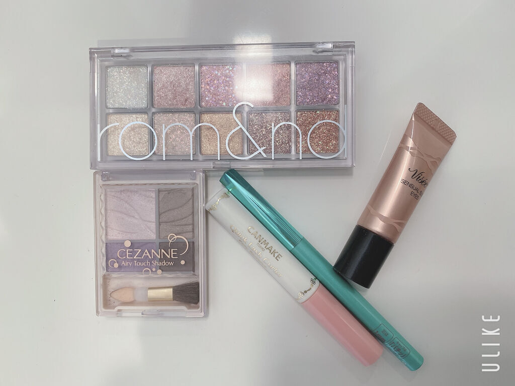 
［今日のメイク］


こんにちは☀️
ことはです❤️


本日は、パープルメイク💜

ですが、ベースばViseeのクリームアイシャドウ(ピンク系)でやってみました👏


淡いパープルといい感じに馴染んで、違和感ないパープルxピンクに仕