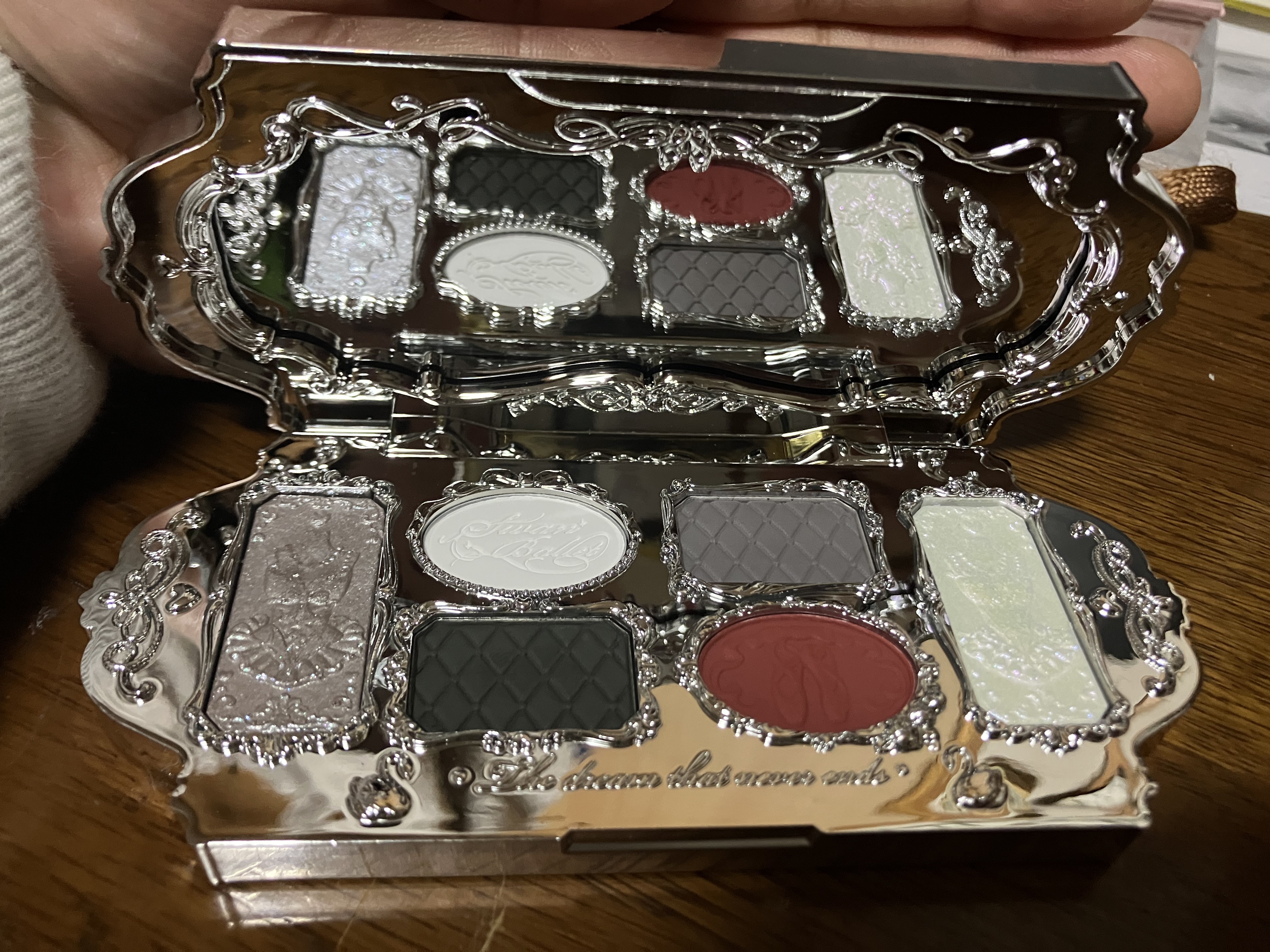 フラワーノーズスワンバレエシリーズ アイシャドウパレット 02 ブラックスワン/FlowerKnows/アイシャドウパレットを使ったクチコミ（2枚目）