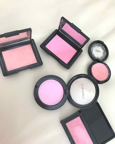 現在持っていてリピートしているorリピート予定のお気に入りチーク五選！

①NARS ブラッシュ 4062 左上
ピンクオーキッドと説明がありますが、自分の肌に乗せた感じは綺麗なローズベージュです。
ラ