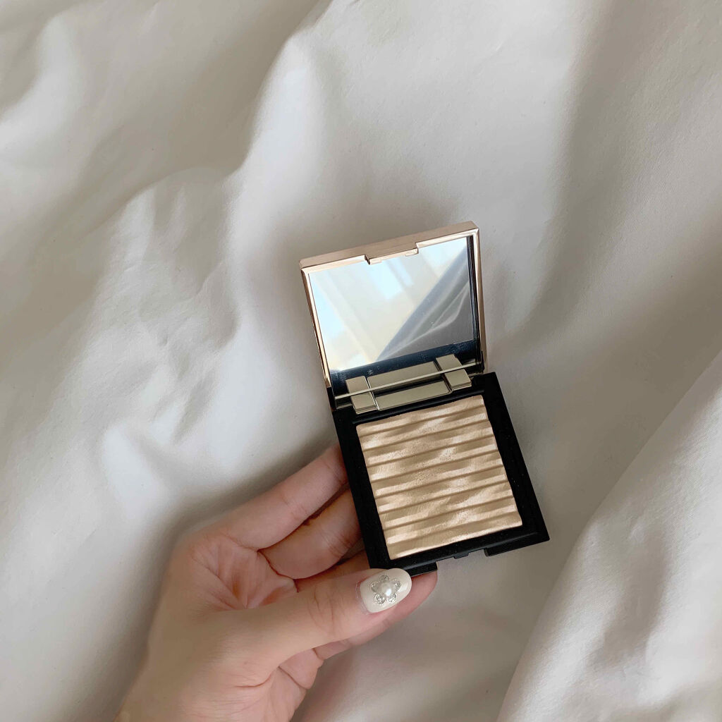 【ツヤ肌、顔の凹凸作りに必須アイテム！】
ハイライター♡
#clio クリオプリズムエアハイライターの01番ゴールドのお色味を愛用してます！

細かなラメでナチュラルなツヤ肌に

鼻筋、顎、頬骨にしようして立体的な顔を演出👏🏻

#オス