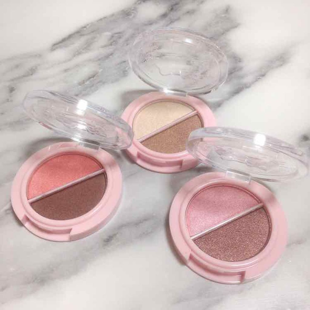 DAISO パウダーアイシャドウ ブルーミングキティのクチコミ「DAISO×キティちゃん
BKTシリーズアイシャドウ

DAISOで最近発売になったキティちゃ.....」（1枚目）