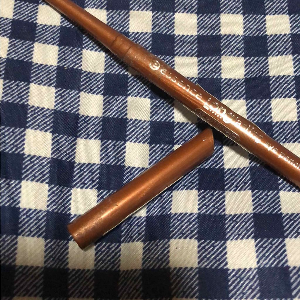 essence Long lasting eye pencilのクチコミ「essence ロングラスティング アイペンシルです。

ブラウンでラメの入ったペンシルです。.....」（1枚目）