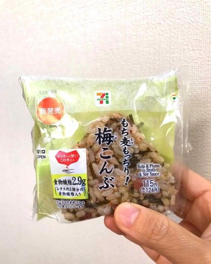 momo on LIPS 「ダイエット中のコンビニランチにはもち麦おにぎり!レタス1個分!..」(1枚目)