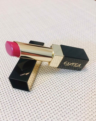 ローズ系リップを使うようになって初めて新たに購入したexcelのグレイズバームリップ GB05カシスロゼです💄


赤紫っぽい色で、華やかで大人な印象に！

するっと塗れるし発色も良し！時間がたっても色