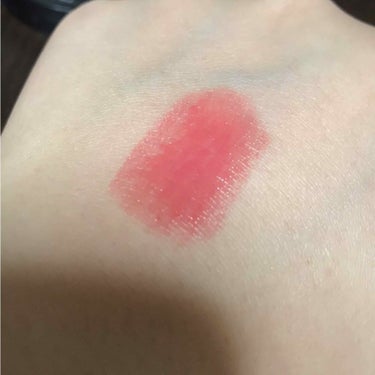 カメリアローズ
ウォームピンク
購入しました(^^)
載せているのはウォームピンクの写真です。

ミネラルシアールージュがかためなのに対して、こちらは柔らかめの通常の口紅という感じです。
塗ると唇の温度